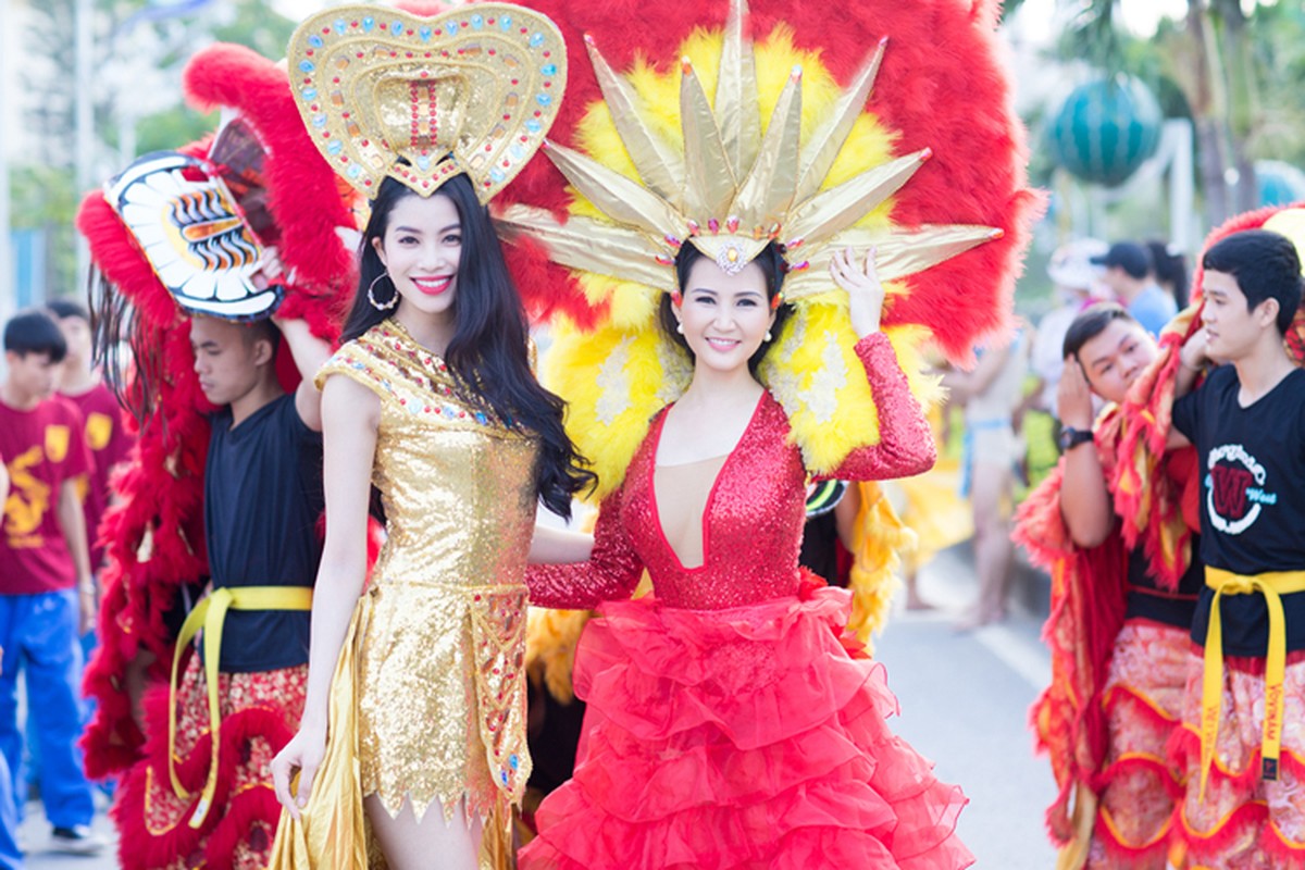 Pham Huong long lay tai Carnaval duong pho Quang Binh